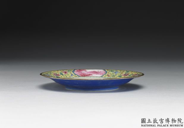 Polychrome-banded dish with flower and bird in falangcai painted enamels, Qianlong reign (1736-1795), Qing dynasty-China Archive